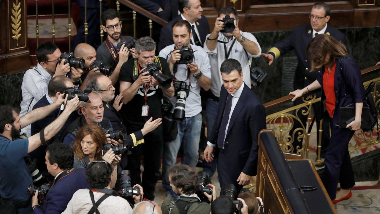 Spaniens designierter Ministerpräsident Pedro Sánchez im Blitzlichtgewitter.
