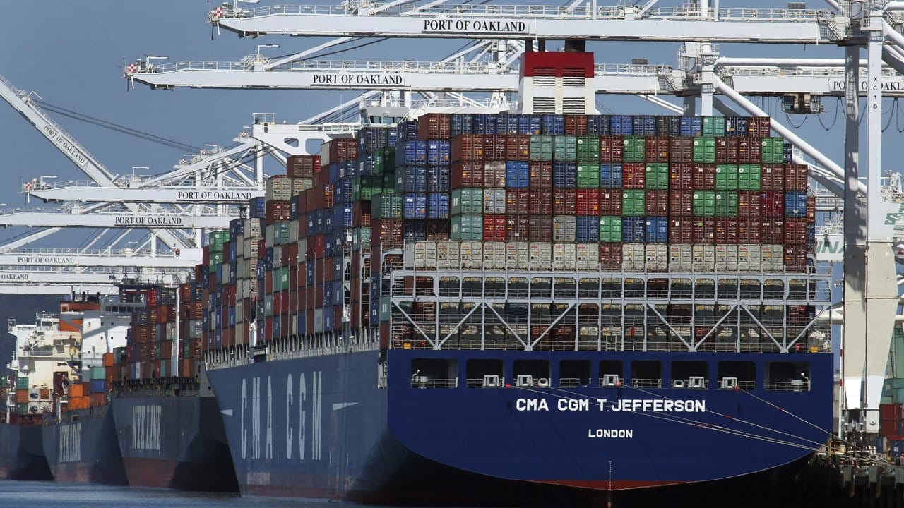 Hafen in Oakland: Unternehmen aus den EU-Ländern müssen künftig Strafzölle auf Exporte von Stahl und Aluminium in die USA zahlen.