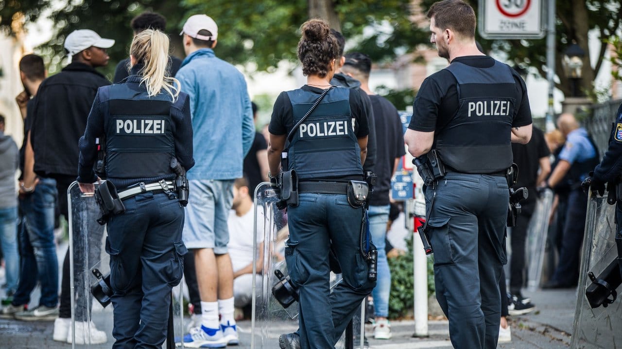 Nach dem Schlossgrabenfest waren Polizisten mit Flaschen beworfen und verletzt worden. Nach dem Schlossgrabenfest waren Polizisten mit Flaschen beworfen und verletzt worden.