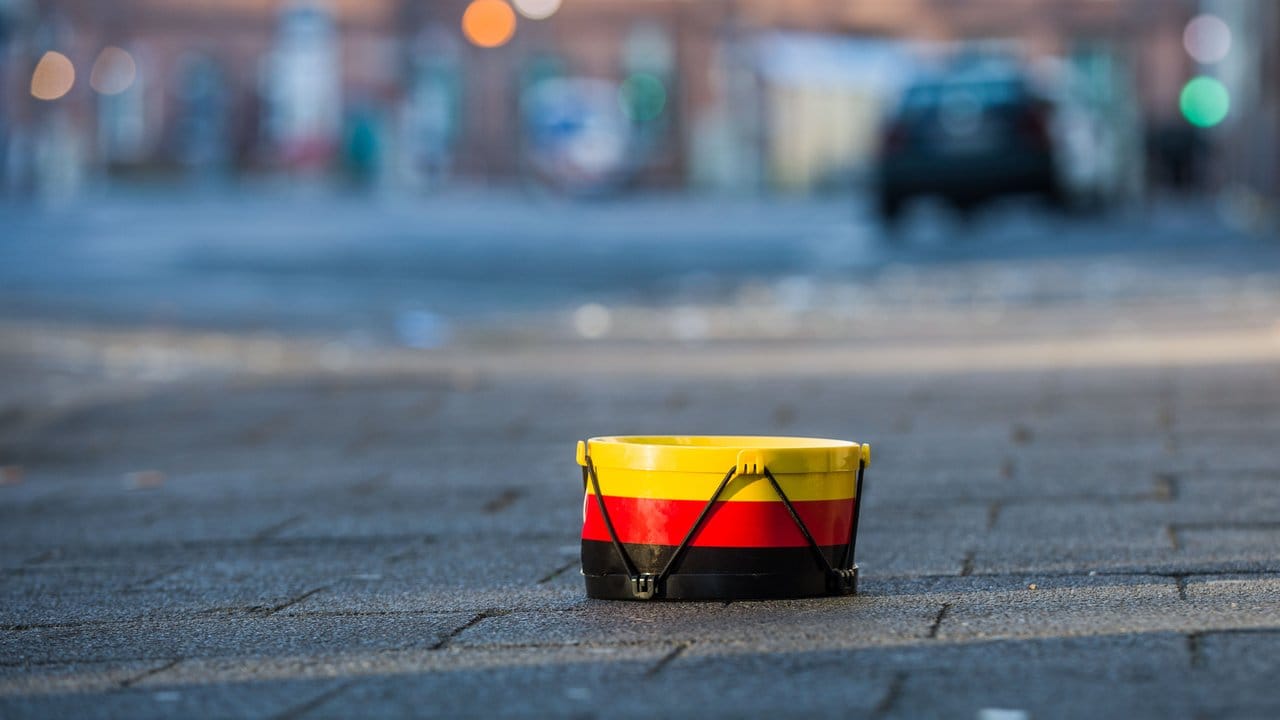 Ein weggeworfene Fantrommel in den Farben schwarz-rot-gold liegt auf einem Gehweg in der Nähe des Herrngrabens. Ein weggeworfene Fantrommel in den Farben schwarz-rot-gold liegt auf einem Gehweg in der Nähe des Herrngrabens.