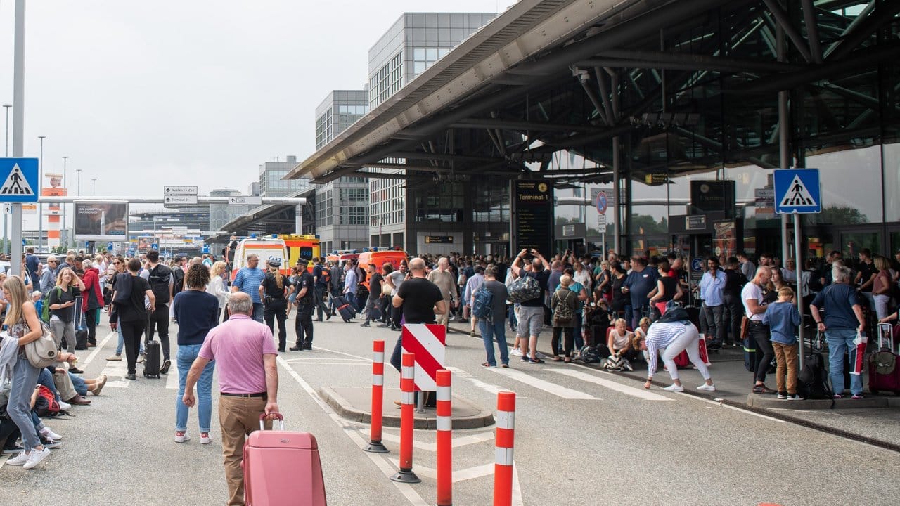 Flugreisende warten während eines Stromausfalls vor dem Terminal 1 des Hamburg Airport.