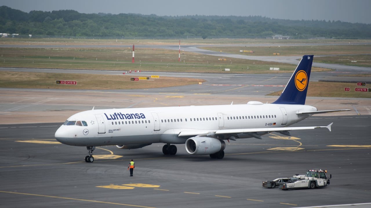 Ein Lufthansa-Airbus A321-200 steht während des Stromausfalls im Flughafen Hamburg auf dem Vorfeld.