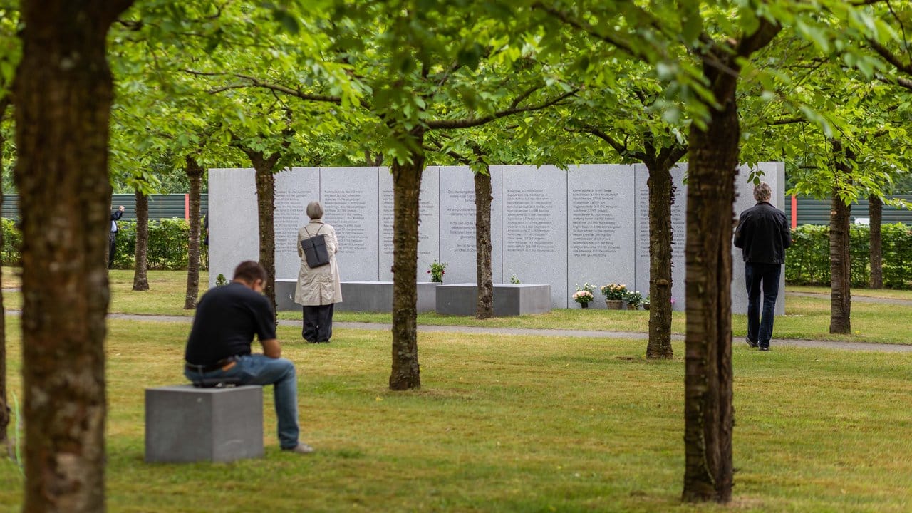 Besucher stehen im Vorfeld der Gedenkveranstaltung zum 20. Besucher stehen im Vorfeld der Gedenkveranstaltung zum 20.