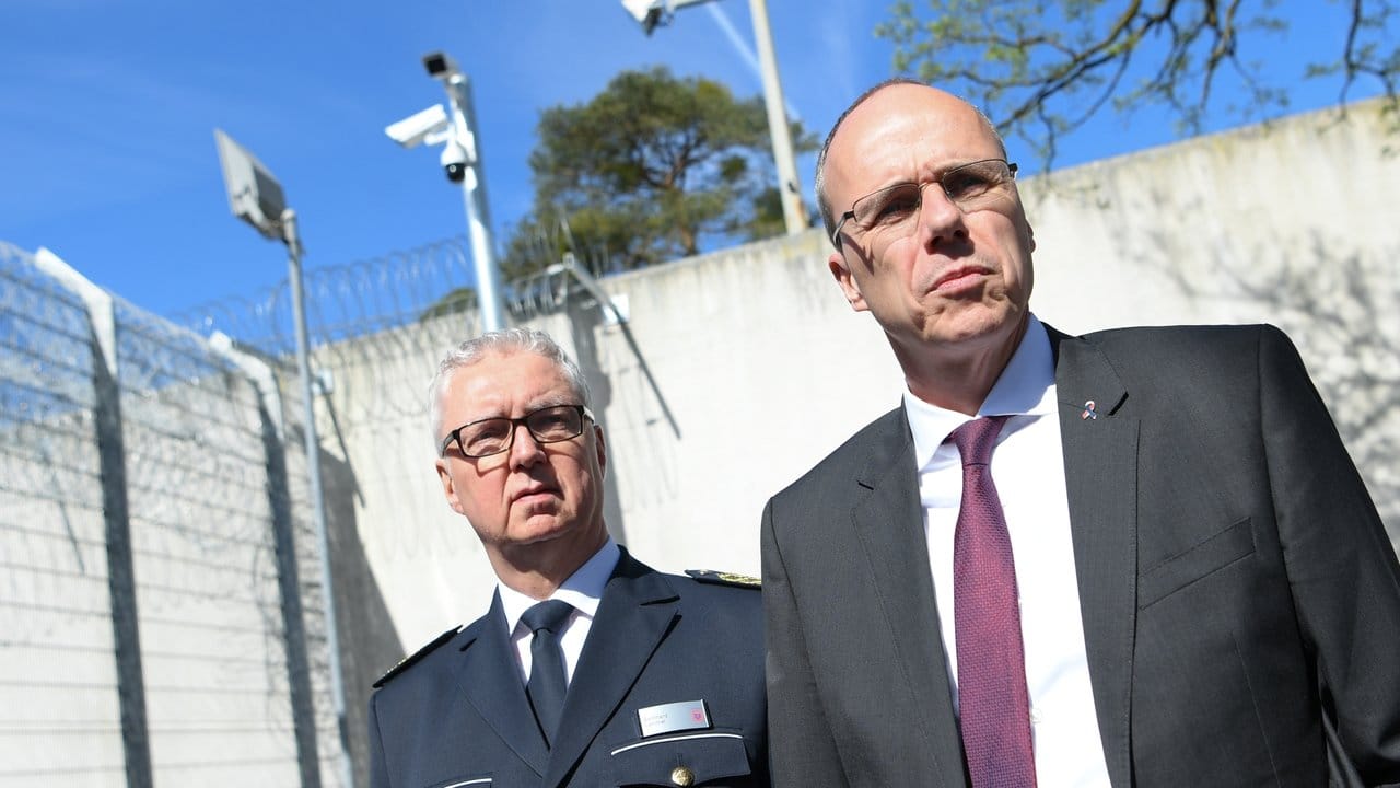 Hessens Innenminister Peter Beuth (r) und Darmstadts Polizeipräsident Bernhard Lammel zeigten sich nach dem Gewaltausbruch fassungslos. Hessens Innenminister Peter Beuth (r) und Darmstadts Polizeipräsident Bernhard Lammel zeigten sich nach dem Gewaltausbruch fassungslos.