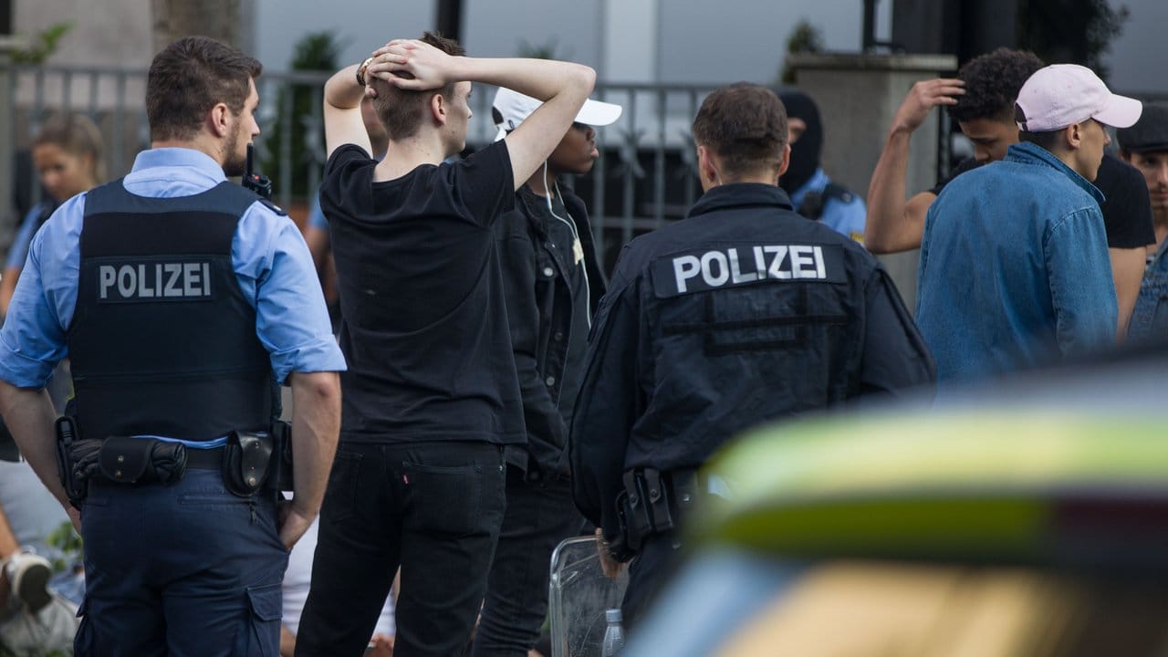Bei den Festgenommenen handelt es sich der Polizei zufolge zumeist um junge Männer, es seien aber auch Frauen festgenommen worden. Bei den Festgenommenen handelt es sich der Polizei zufolge zumeist um junge Männer, es seien aber auch Frauen festgenommen worden.
