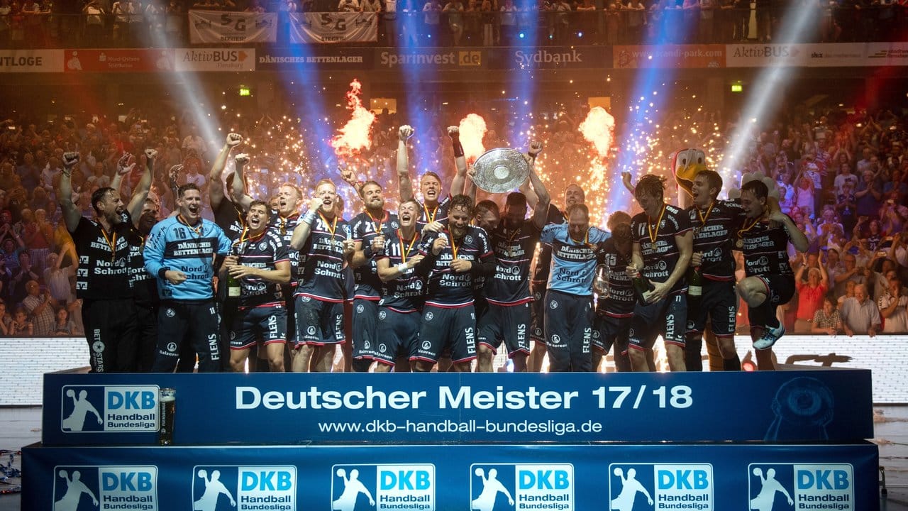 Flensburgs Spieler feiern die zweite deutsche Meisterschaft ihres Vereins.