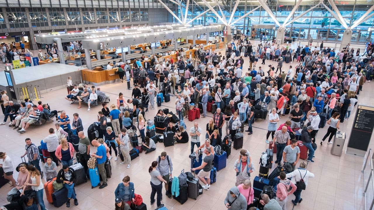 Reisende warten im Helmut-Schmidt-Airport. Reisende warten im Helmut-Schmidt-Airport.
