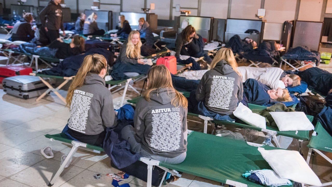 Reisende ruhen sich im "Terminal Tango" auf Feldbetten aus. Reisende ruhen sich im "Terminal Tango" auf Feldbetten aus.
