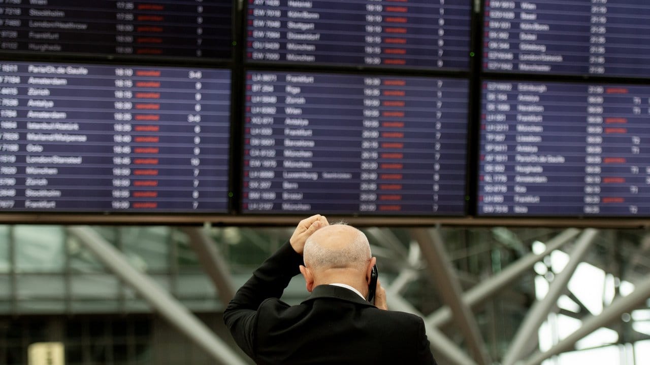 Was nun? Ein Flugpassagier organisiert per Telefon seine Weiterreise. Was nun? Ein Flugpassagier organisiert per Telefon seine Weiterreise.