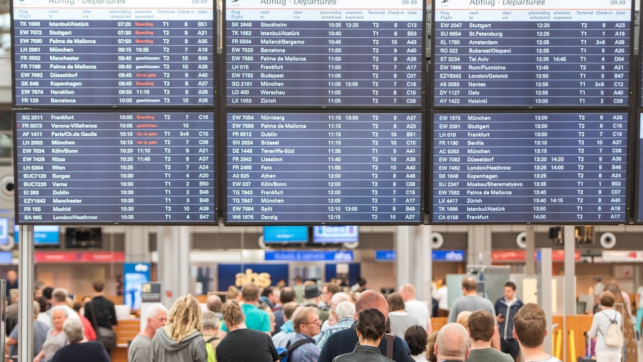 Nur noch wenige gestrichene Flüge: Nach einem Stromausfall ist der Flugbetrieb in Hamburg wieder aufgenommen worden. Nur noch wenige gestrichene Flüge: Nach einem Stromausfall ist der Flugbetrieb in Hamburg wieder aufgenommen worden.