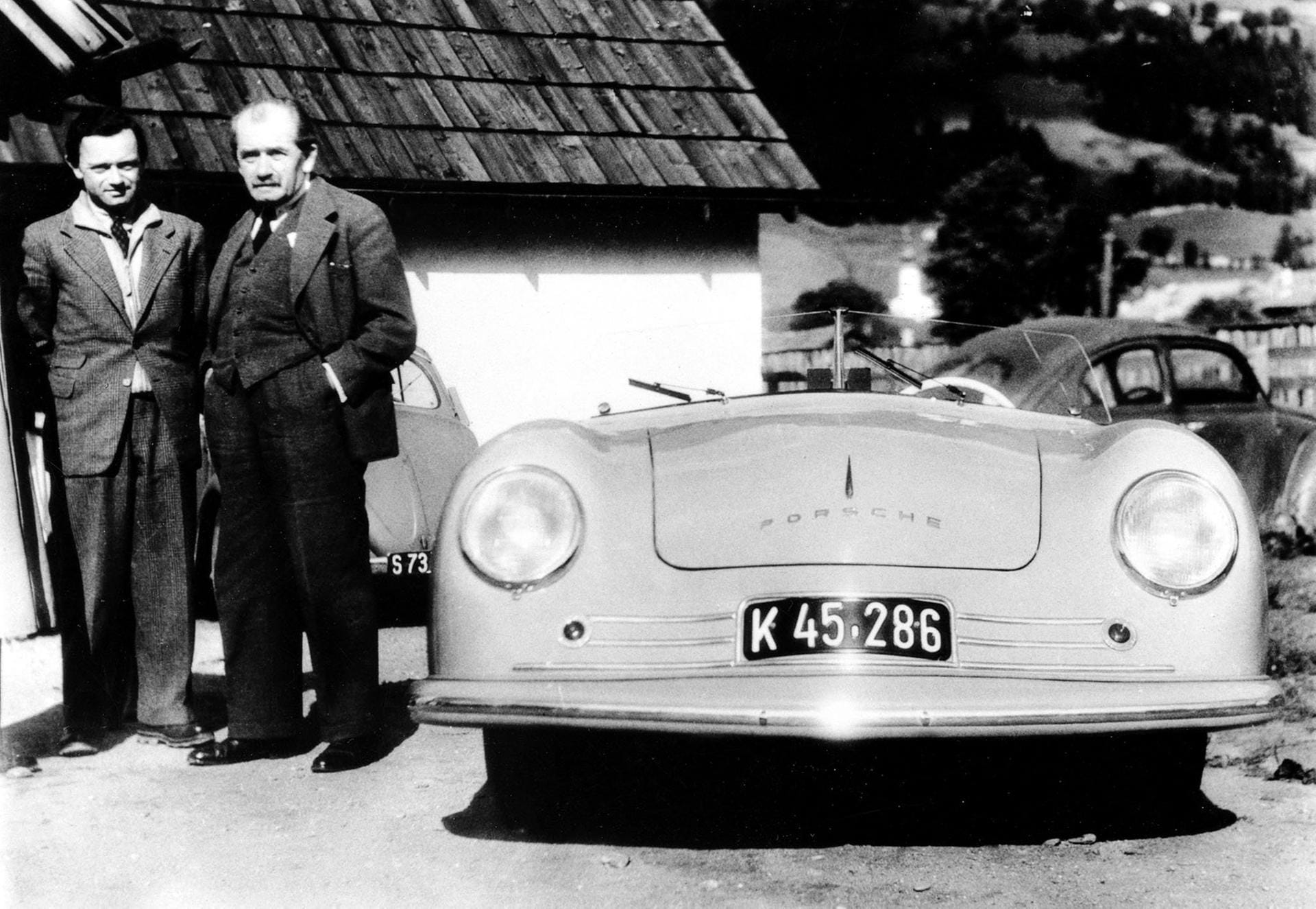1948: "Ferry" (links) und Vater Ferdinand Porsche an der Seite eines Porsche 356 Coupes.