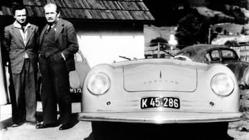 1948: "Ferry" (links) und Vater Ferdinand Porsche an der Seite eines Porsche 356 Coupes.