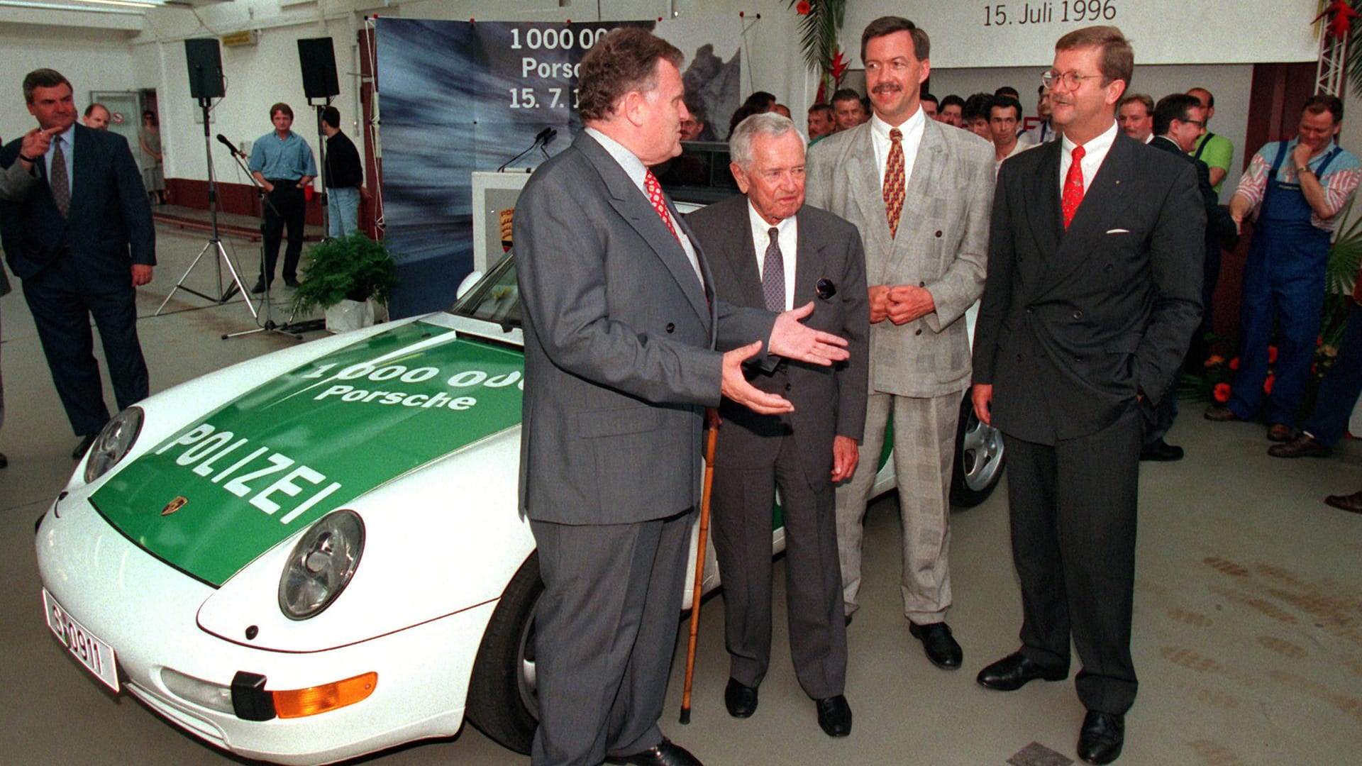 1996: Erwin Teufel (von links nach rechts), ehemaliger Ministerpräsident von Baden-Württemberg, der damalige Aufsichtsrats-Ehrenvorsitzende Ferdinand "Ferry" Porsche, ehemaliger Wirtschaftsminister Walter Döring und damaliger Porsche-Vorstandschef Wendelin Wiedeking stehen im Werk in Stuttgart-Zuffenhausen neben dem einmillionsten Porsche, der gerade fertiggestellt wurde. Der als Polizeifahrzeug mit Blaulicht und Martinshorn ausgelegte 911 Carrera war für die Autobahnpolizei im Südwesten bestimmt.