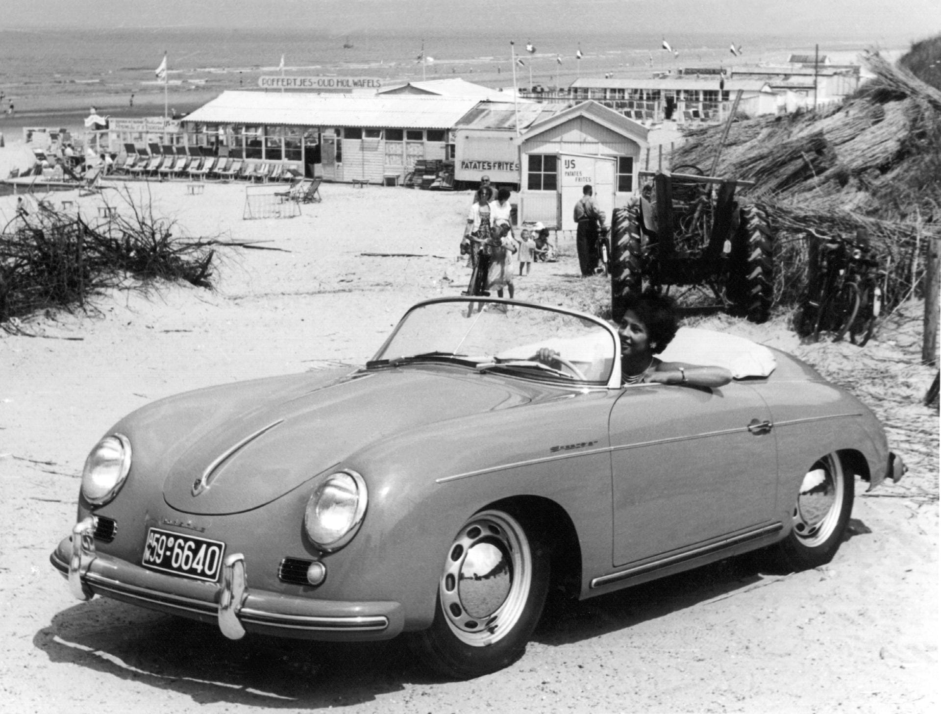 1955: Das Porsche Werk in Stuttgart-Zuffenhausen präsentiert 1955 den "Speedster 55/56". Der Wagen ist in der Form eines Roadsters mit versenkbarem Verdeck und gewölbter zugfreier Scheibe gehalten.