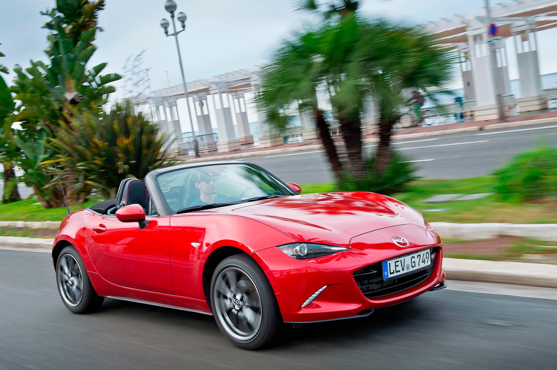 Mazda MX-5: Seit 1989 verkauft Mazda den MX-5 und ließ damals mit dem Modell eine nahezu untergegangene Fahrzeuggattung neu aufleben. Mit über einer Million Fahrzeuge ist er der meistverkaufte Roadster der Welt. Er ist ab 22.990 Euro zu haben. Mazda MX-5: Seit 1989 verkauft Mazda den MX-5 und ließ damals mit dem Modell eine nahezu untergegangene Fahrzeuggattung neu aufleben. Mit über einer Million Fahrzeuge ist er der meistverkaufte Roadster der Welt. Er ist ab 22.990 Euro zu haben.