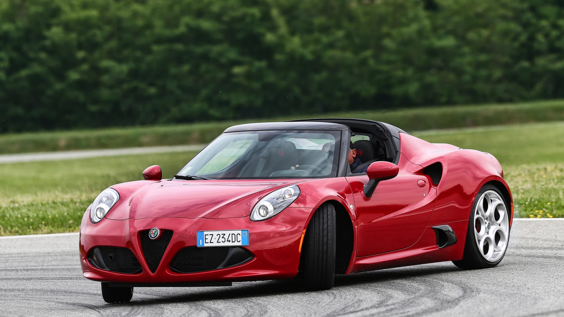 Alfa Romeo 4C Spider: Der kleine und leichte Zweisitzer wiegt unter einer Tonne, leistet 177 kW/240 PS und kostet mindestens 89.000 Euro.