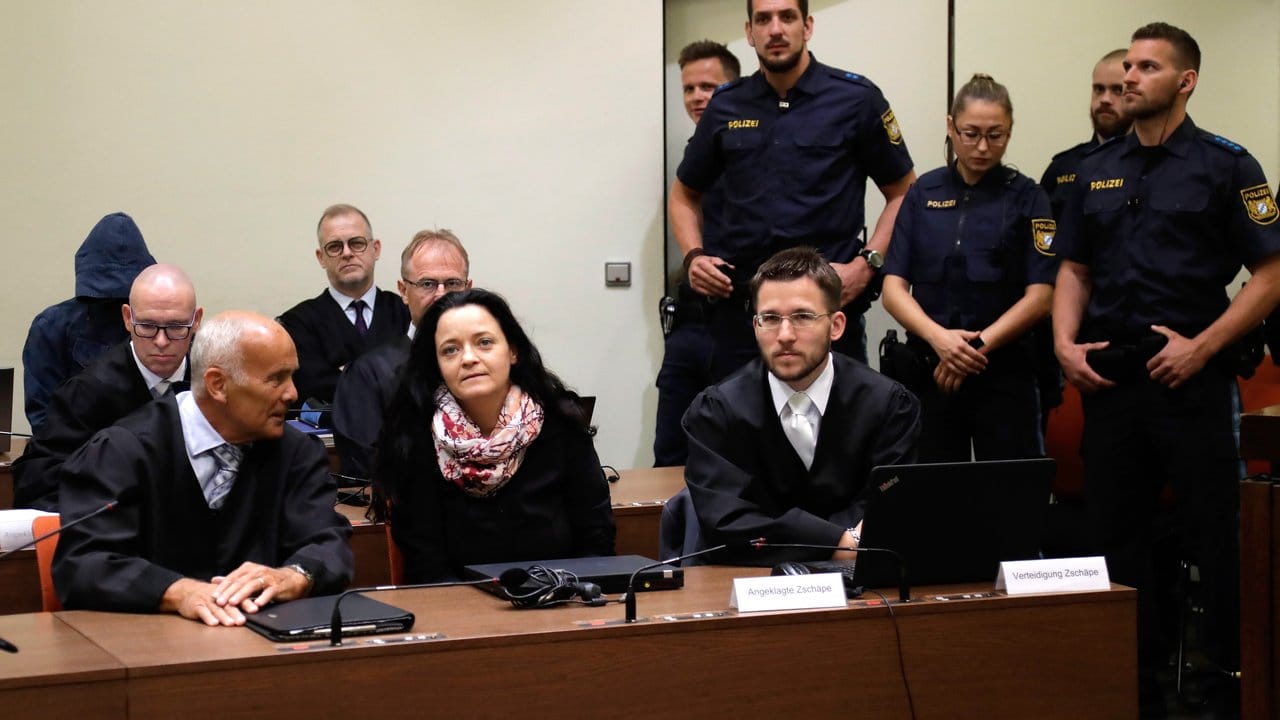 Beate Zschäpe zwischen ihren Anwälten Mathias Grasel (3. Beate Zschäpe zwischen ihren Anwälten Mathias Grasel (3.