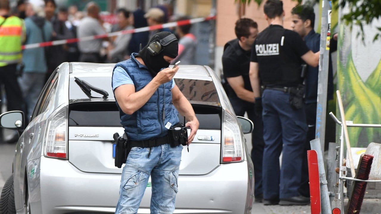 Ein maskierter Polizist steht vor einer Berliner Grundschule. Ein maskierter Polizist steht vor einer Berliner Grundschule.