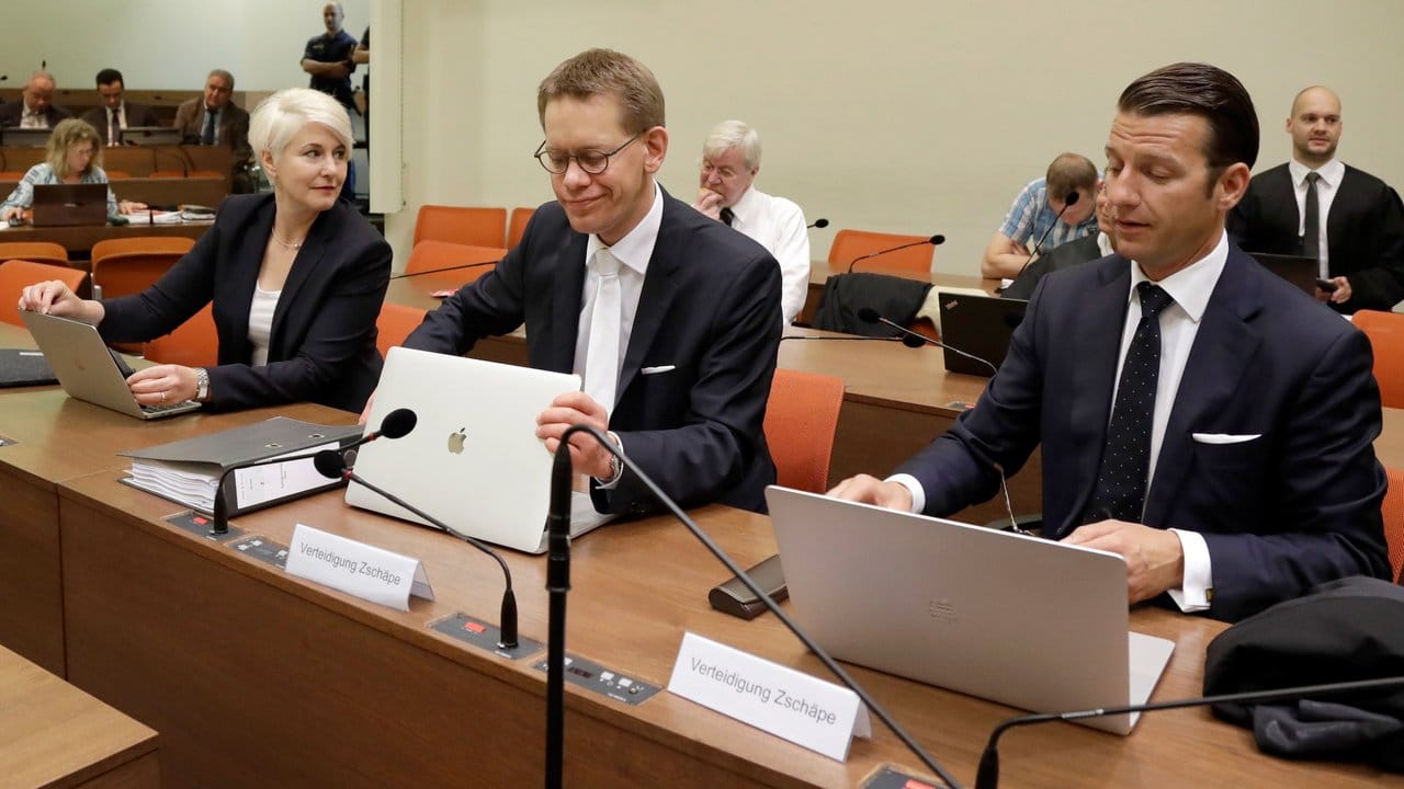 Die ursprünglichen Pflichtverteidiger Zschäpes, Wolfgang Stahl (r-l), Wolfgang Heer und Anja Sturm bei der Fortsetzung des NSU-Prozesses im Gerichtssaal. Die ursprünglichen Pflichtverteidiger Zschäpes, Wolfgang Stahl (r-l), Wolfgang Heer und Anja Sturm bei der Fortsetzung des NSU-Prozesses im Gerichtssaal.