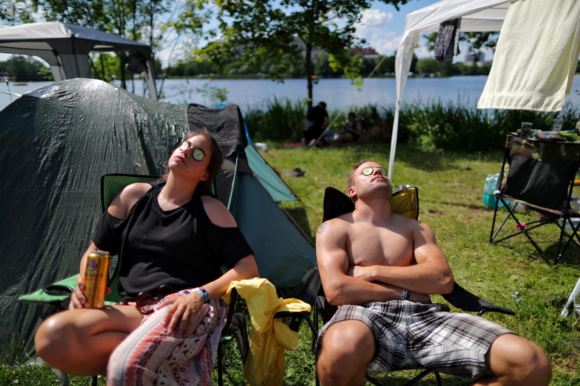 Festival-Besucher bei "Rock im Park" sonnen sich: Kommende Woche kann es lokal bis zu 32 Grad heiß werden.