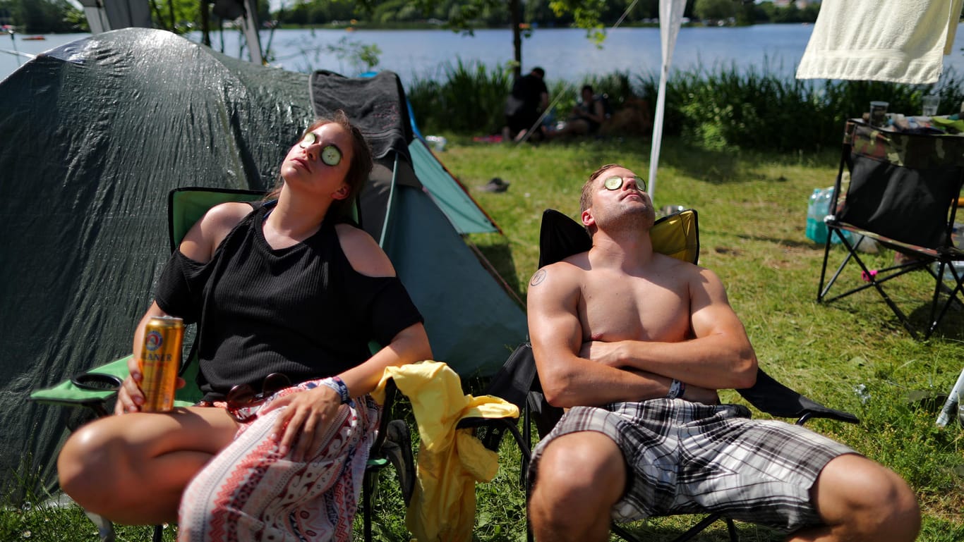 Festival-Besucher bei "Rock im Park" sonnen sich: Kommende Woche kann es lokal bis zu 32 Grad heiß werden.