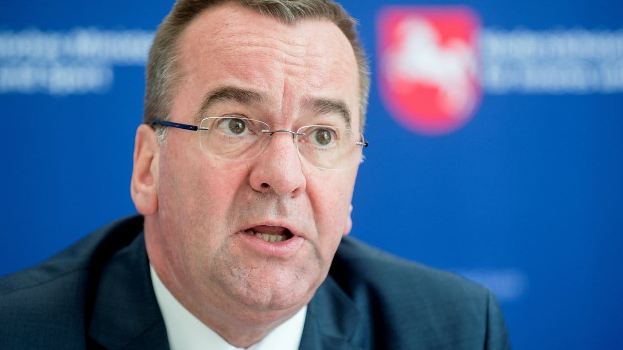 Niedersachsens Innenminister Boris Pistorius spricht sich nach FDP und AfD auch für die Errichtung eines Untersuchungsausschusses in der Bamf-Affäre aus.