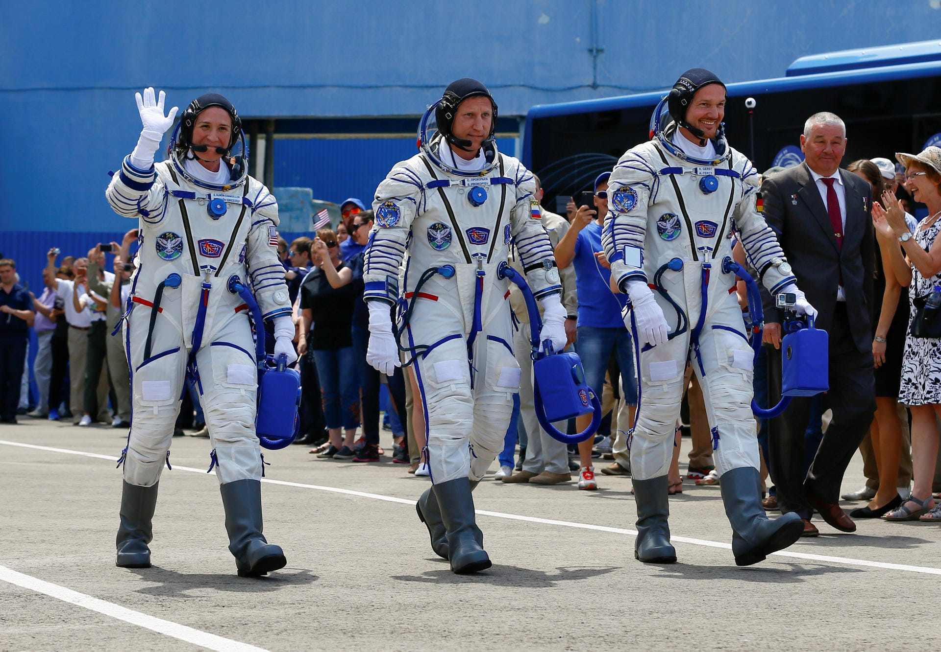 Auf dem Weg ins All: Die drei Astronauten besteigen den Bus zur Sojus-Rakete.