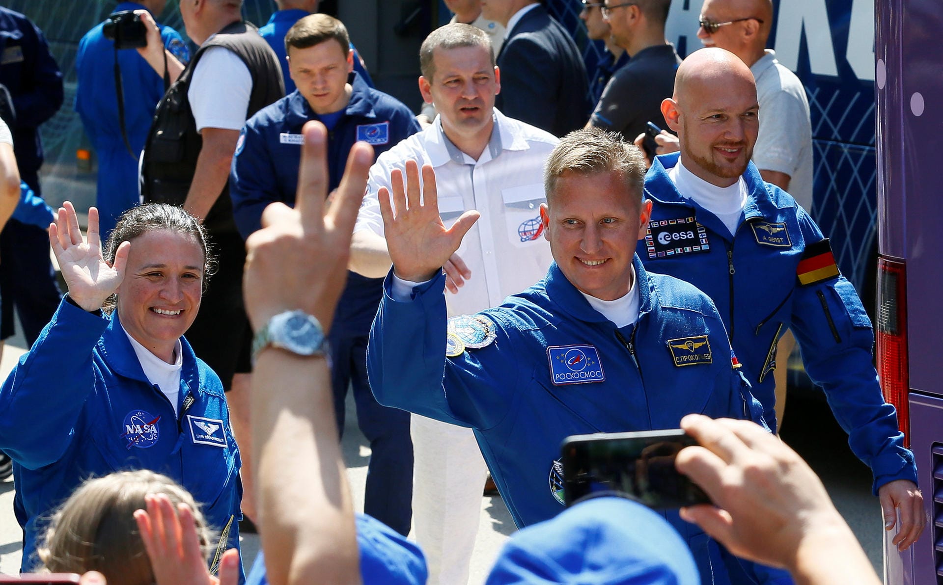 Schon am Mittwochmorgen ging es los: Die us-amerikanische Nasa-Astronautin Serena Aunon-Chancellor (von links), der russische Kosmonaut Sergej Prokopjew und der deutsche ESA-Astronaut Alexander Gerst kommen aus dem Hotel.
