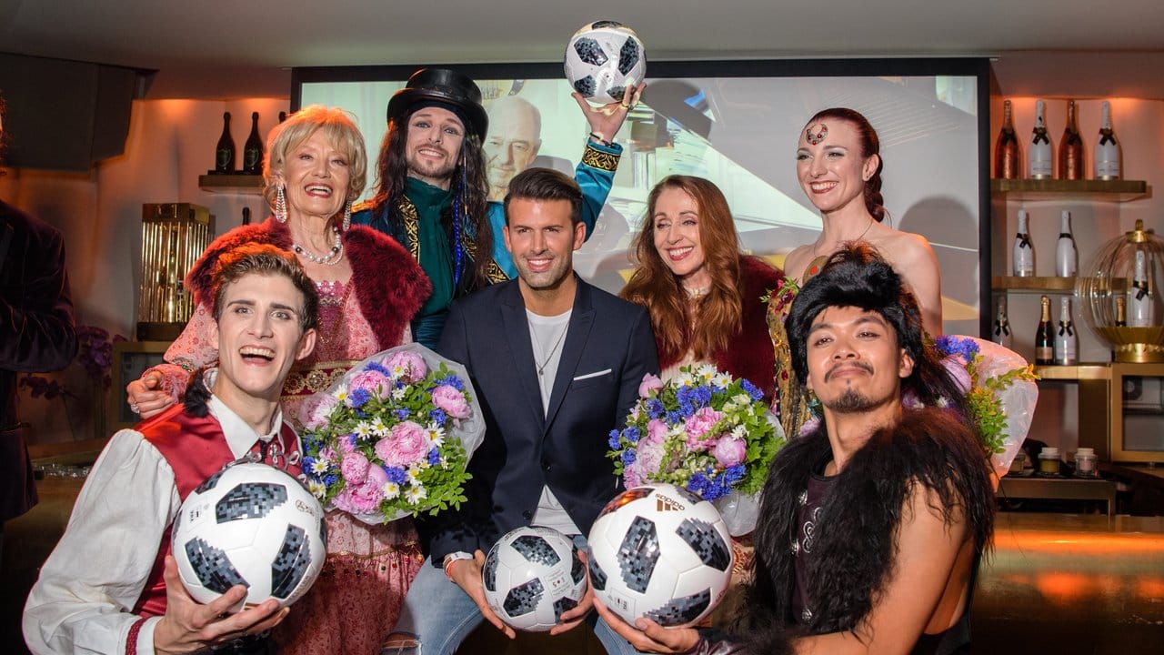 Der Ball ist rund: Dschinghis Khan und Jay Khan (M). Der Ball ist rund: Dschinghis Khan und Jay Khan (M).