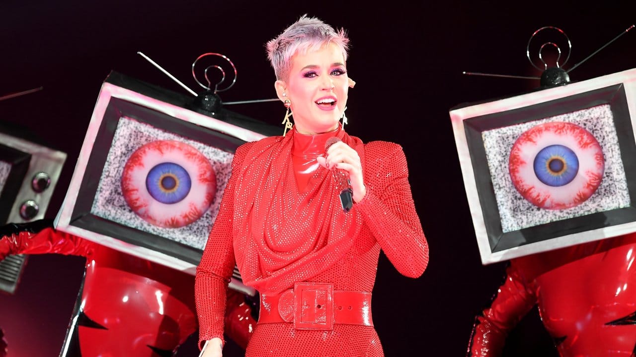 Katy Perry und der Tanz der Monitore. Katy Perry und der Tanz der Monitore.