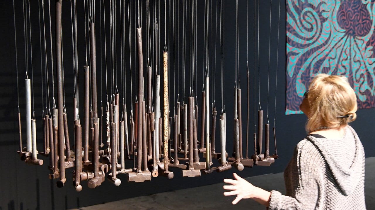 Eine Klanginstallation aus chinesischen Werkzeugen: "Malleus - Klangfeld" von Arnd Christian Müller. Eine Klanginstallation aus chinesischen Werkzeugen: "Malleus - Klangfeld" von Arnd Christian Müller.