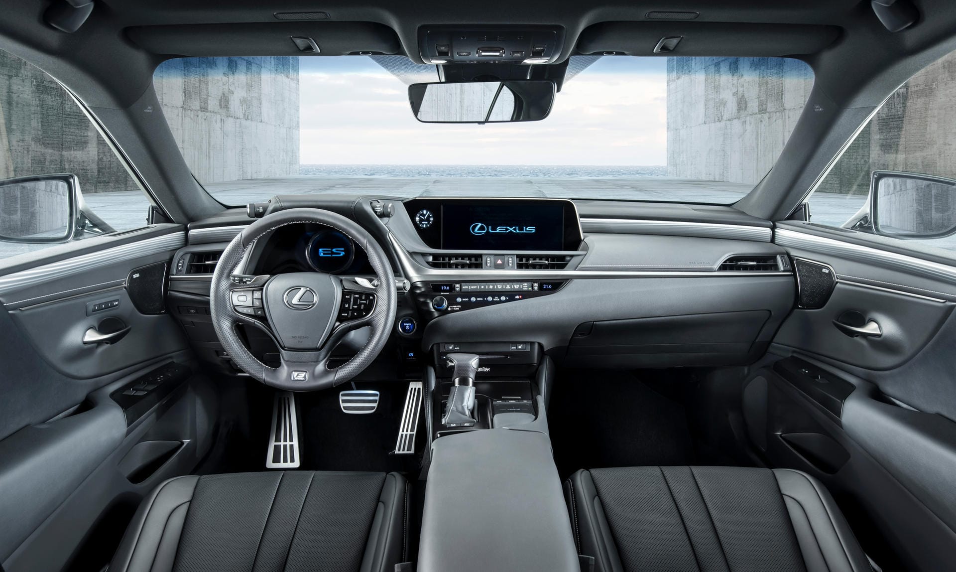 Vertrauter Anblick: Der Innenraum erinnert stark an die übrigen Lexus-Modelle und ist unter anderem mit einem Head-up- und zwei weiteren Displays ausgestattet. Gegen Aufpreis gibt es ein Audiosystem von Mark Levinson mit bis zu 17 Lautsprechern.