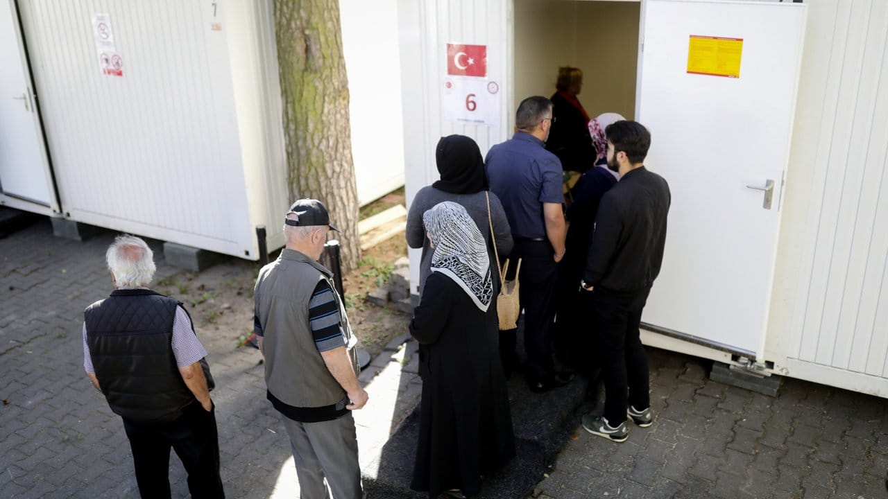 Wahlberechtigte stehen in einer Schlange auf dem Gelände des türkischen Generalkonsulats in Berlin. Wahlberechtigte stehen in einer Schlange auf dem Gelände des türkischen Generalkonsulats in Berlin.