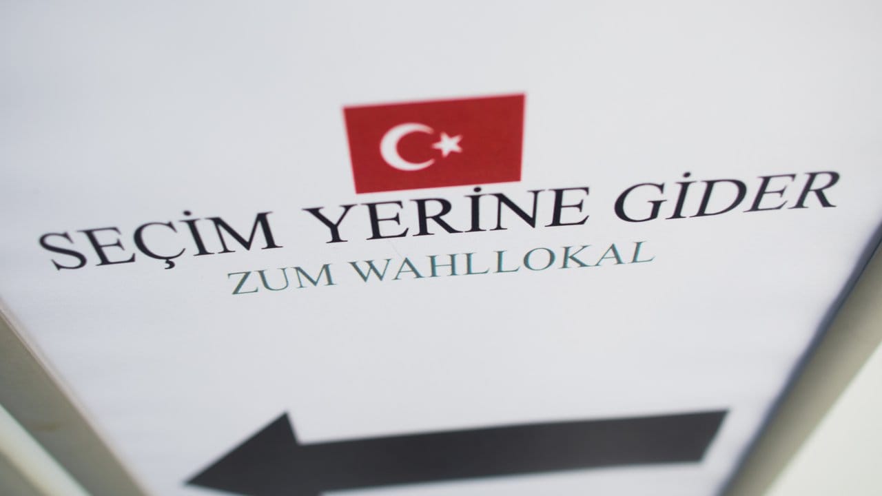 Mehr als drei Millionen Auslandstürken sind wahlberechtigt, die größte Gruppe - mehr als 1,4 Millionen - lebt in Deutschland. Mehr als drei Millionen Auslandstürken sind wahlberechtigt, die größte Gruppe - mehr als 1,4 Millionen - lebt in Deutschland.