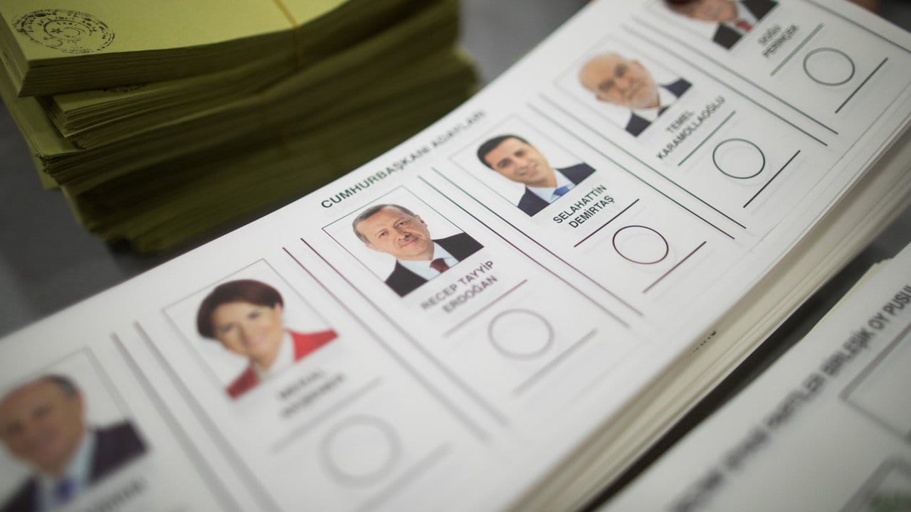 Auf den Stimmzetteln sind Porträtfotos der Kandidaten abgedruckt. Auf den Stimmzetteln sind Porträtfotos der Kandidaten abgedruckt.