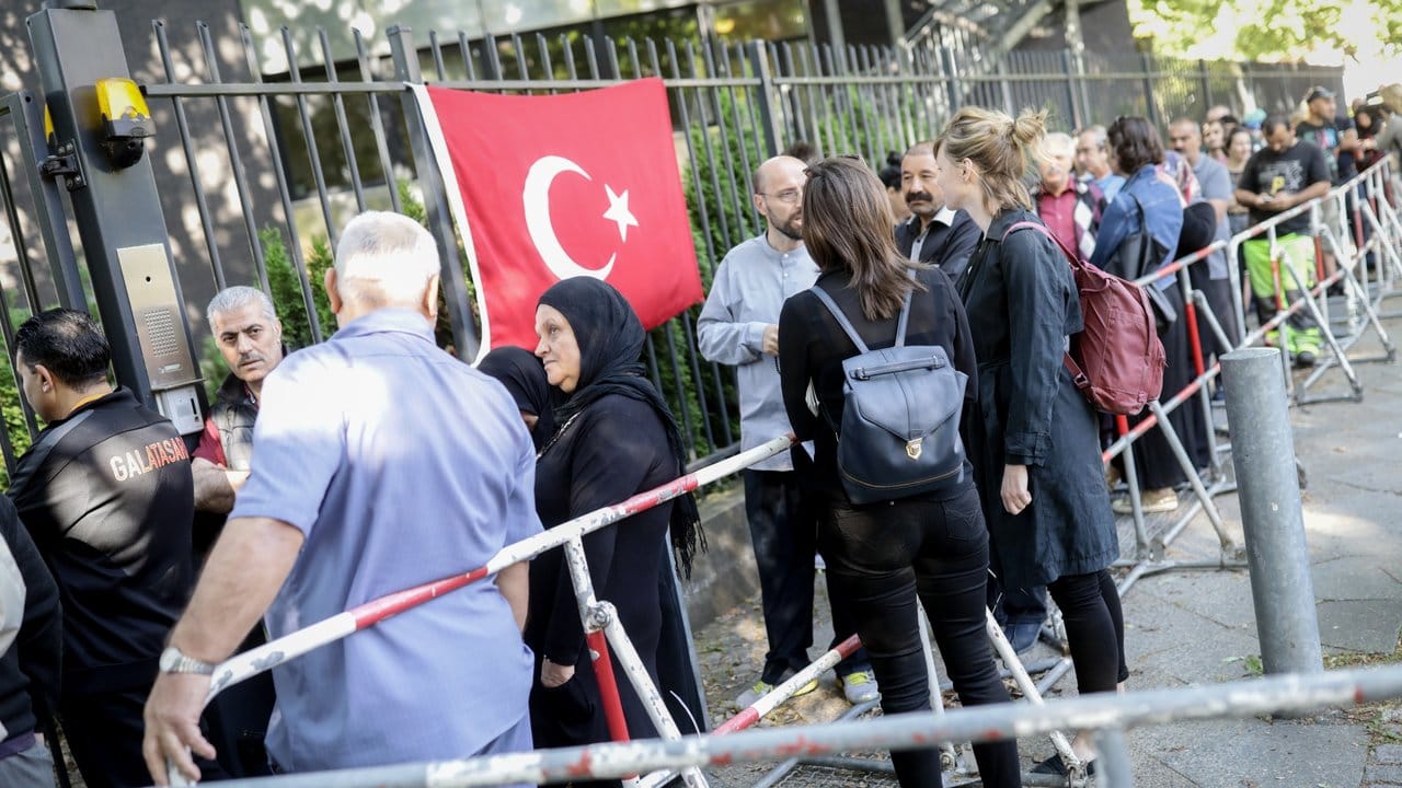 Auslandstürken stellen mehr als fünf Prozent aller türkischen Wähler. Auslandstürken stellen mehr als fünf Prozent aller türkischen Wähler.