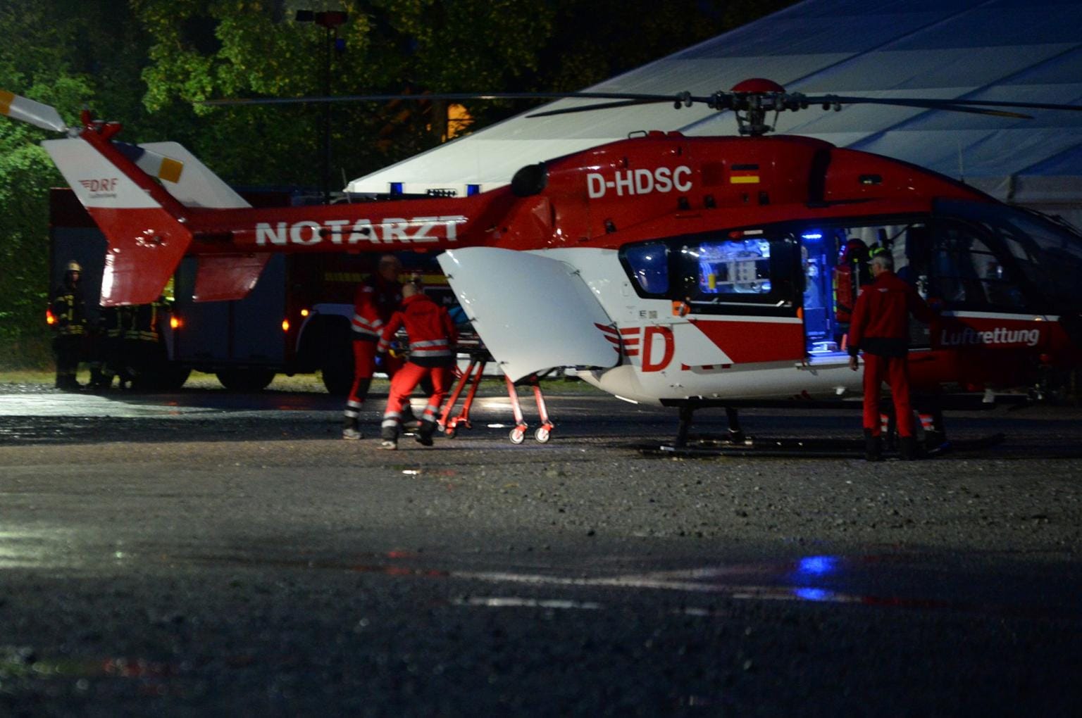 Ein Schwerverletzter wurde mit einem Hubschrauber in ein Krankenhaus geflogen.