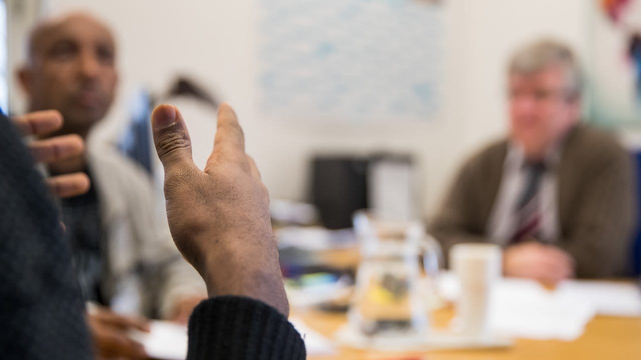 Identitätsprüfung durch einen Mitarbeiter vom Bundesamt für Migration und Flüchtlinge in Zirndorf. Identitätsprüfung durch einen Mitarbeiter vom Bundesamt für Migration und Flüchtlinge in Zirndorf.