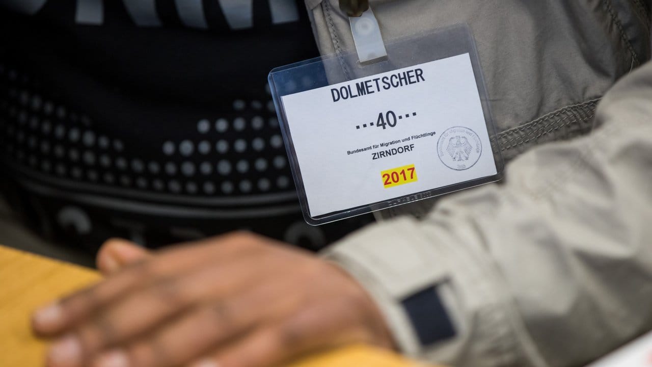 Ein Dolmetscher übersetzt bei der Anhörung eines äthiopischen Asylbewerbers. Ein Dolmetscher übersetzt bei der Anhörung eines äthiopischen Asylbewerbers.