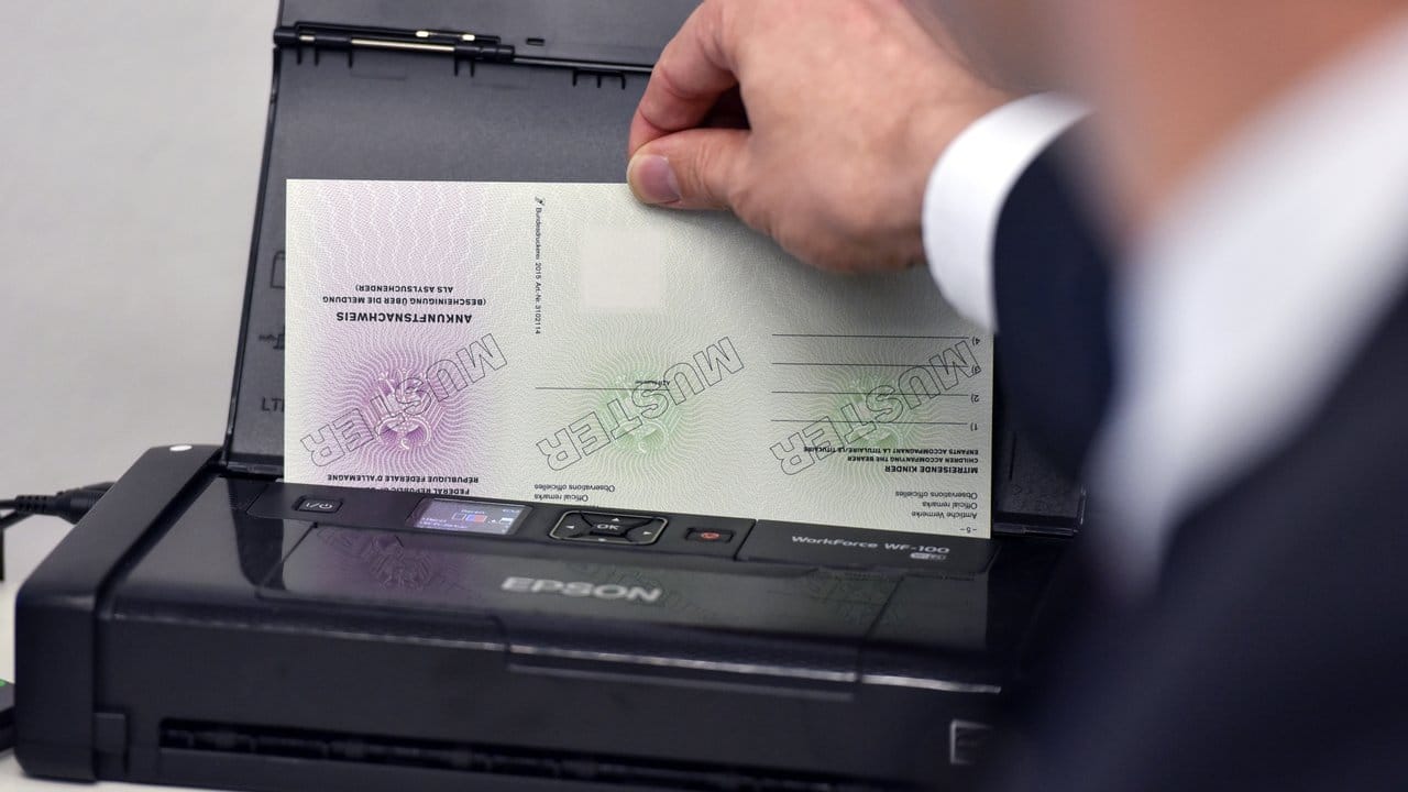 Das Bamf muss Mitarbeiter entlassen, weil sie wegen des Verbots von Kettenverträgen nicht erneut auf befristeten Stellen eingesetzt werden dürfen. Das Bamf muss Mitarbeiter entlassen, weil sie wegen des Verbots von Kettenverträgen nicht erneut auf befristeten Stellen eingesetzt werden dürfen.