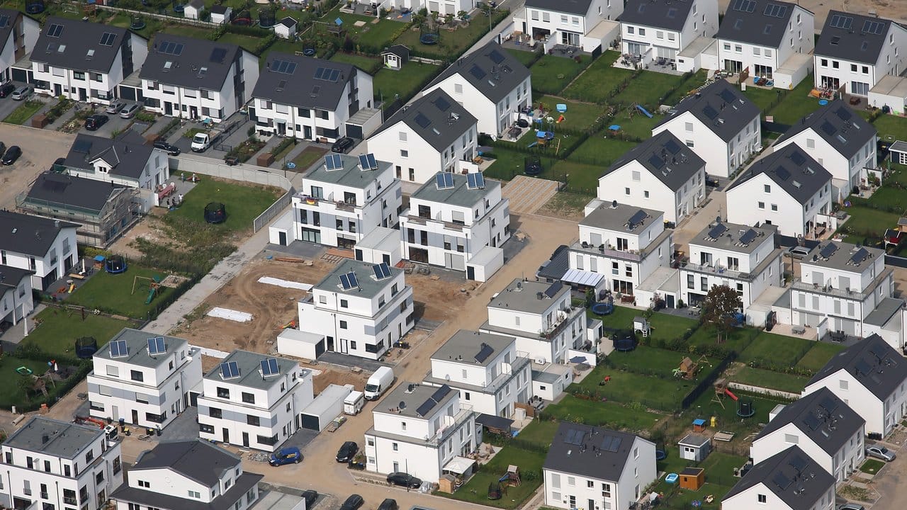 Laut Koalitionsvertrag sollen Familien für den Kauf oder Bau einer Wohnung oder eines Hauses zehn Jahre lang 1200 Euro pro Kind und Jahr erhalten. Laut Koalitionsvertrag sollen Familien für den Kauf oder Bau einer Wohnung oder eines Hauses zehn Jahre lang 1200 Euro pro Kind und Jahr erhalten.