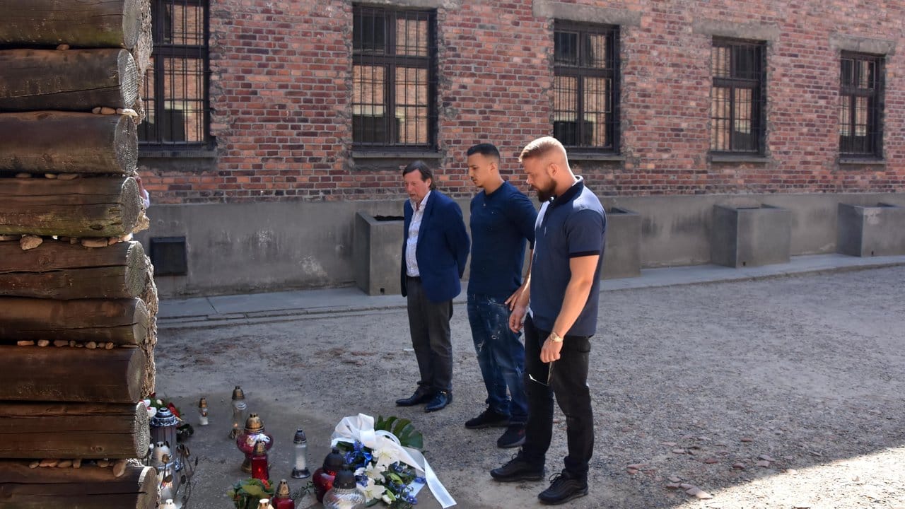 Christoph Heubner (l-r), Vizepräsident des Internationalen Auschwitz Komitees, und die Rapper Farid Bang und Kollegah an der Todeswand in der KZ-Gedenkstätte Auschwitz.