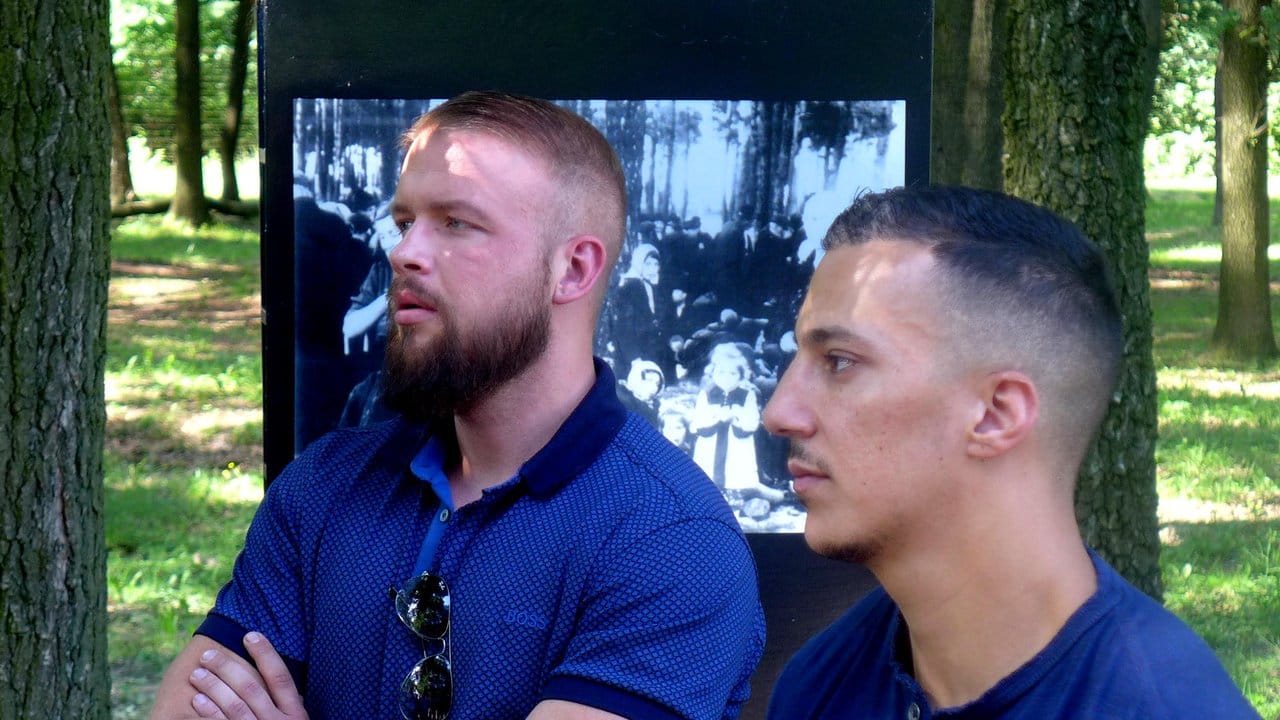 Die Rapper Kollegah (l) und Farid Bang stehen in der Nähe der Ruinen von Gaskammer und Krematorium Nummer 5 in der KZ-Gedenkstätte Auschwitz. Die Rapper Kollegah (l) und Farid Bang stehen in der Nähe der Ruinen von Gaskammer und Krematorium Nummer 5 in der KZ-Gedenkstätte Auschwitz.