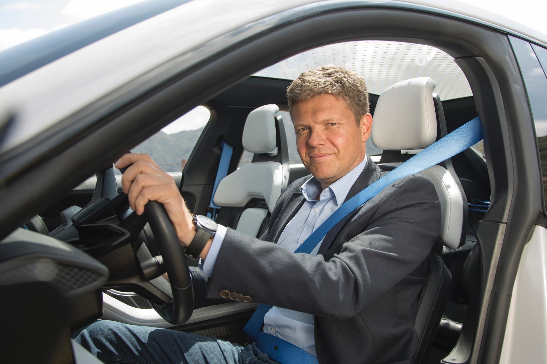 Projektleiter Stefan Weckbach: Sein Team will Porsche fürs Elektrozeitalter fit machen.