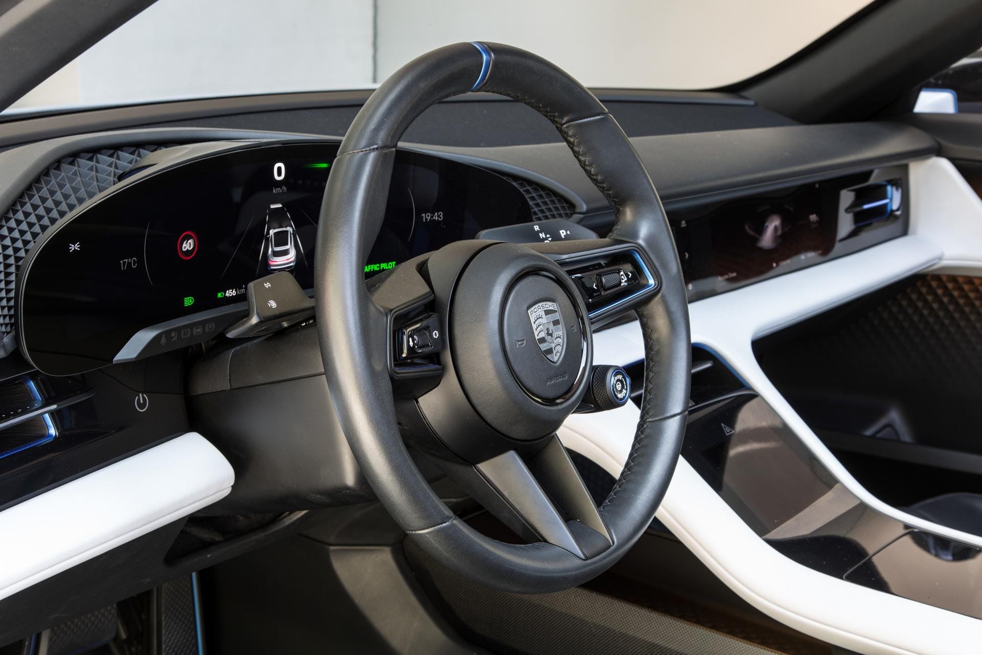 Bedienung per Display: Schalter und Knöpfe sind im Porsche Mission E Cross Turismo kaum zu finden.