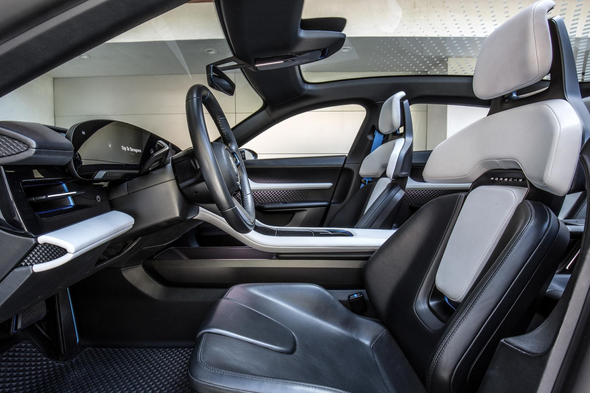 Willkommen in der Zukunft: Wie es sich für eine Auto-Studie gehört, bietet der Mission E futuristisch wirkende Sitze und ein großes Glasdach.