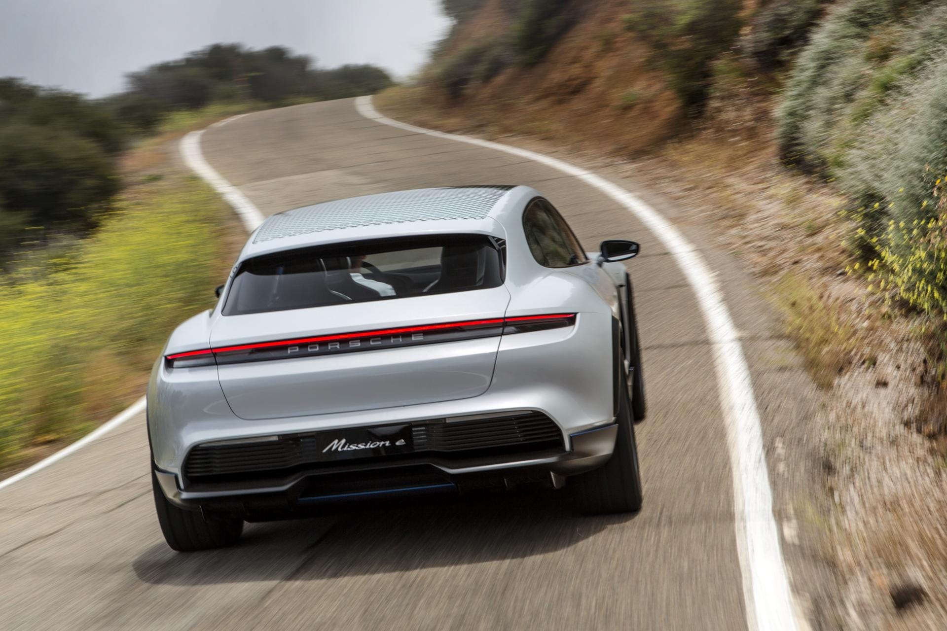 600 PS, null Abgase: Der Porsche Cross Turismo fährt rein elektrisch.