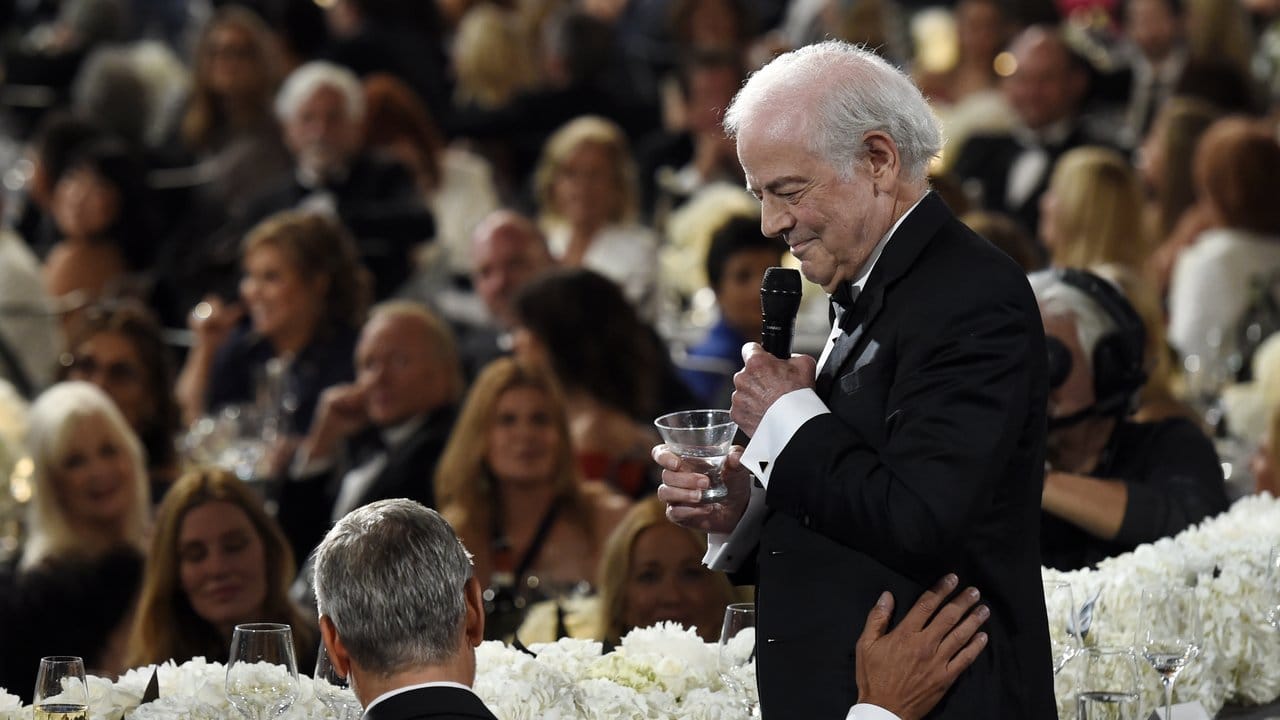 Nick Clooney stößt auf seinen Sohn an. Nick Clooney stößt auf seinen Sohn an.