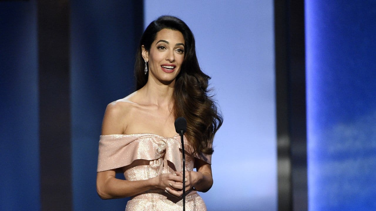 In ihrer Laudatio nannte Amal Clooney ihren Mann George einen perfekten Gentleman. In ihrer Laudatio nannte Amal Clooney ihren Mann George einen perfekten Gentleman.