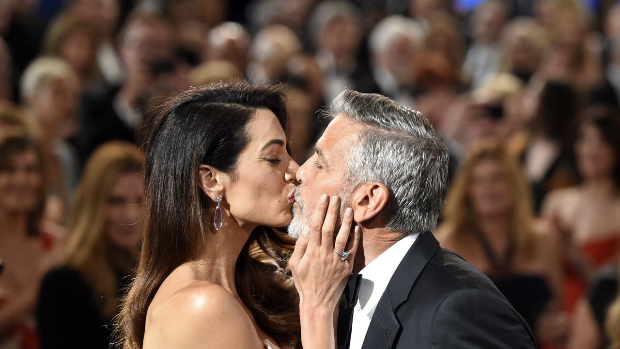 George Clooney hat den Lebenswerkpreis des American Film Institute erhalten - und einen Kuss von seiner Frau Amal. George Clooney hat den Lebenswerkpreis des American Film Institute erhalten - und einen Kuss von seiner Frau Amal.